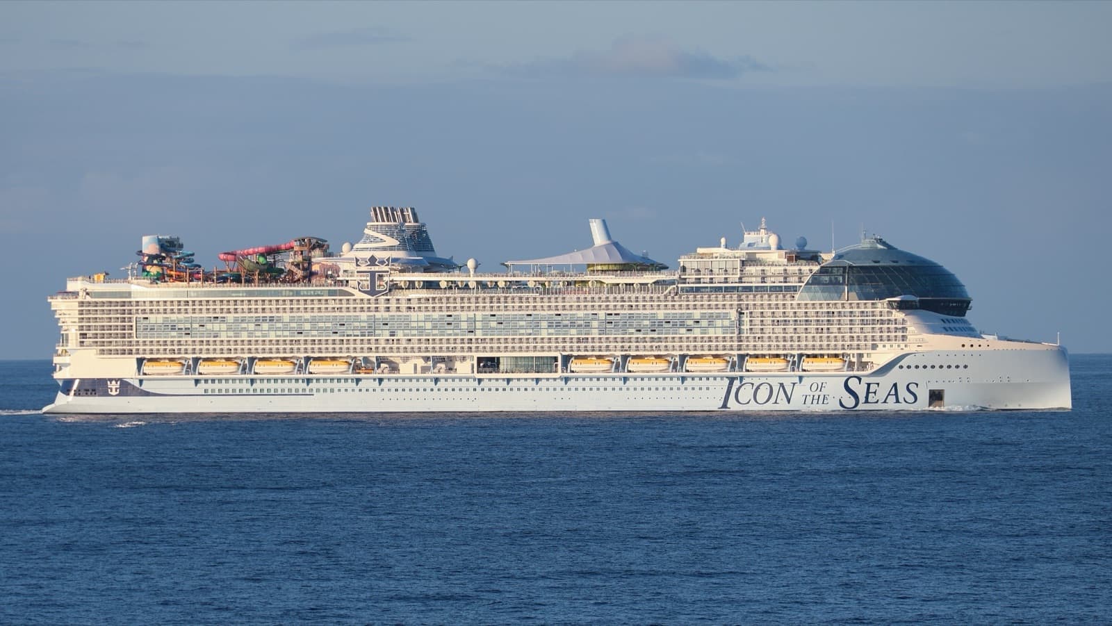 Grand navire de croisière moderne naviguant en pleine mer