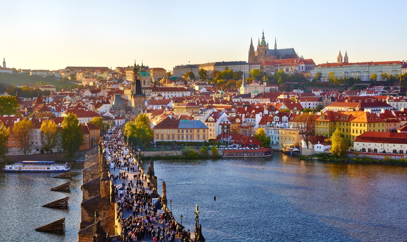 Le pont Charles et le château de Prague au coucher du soleil