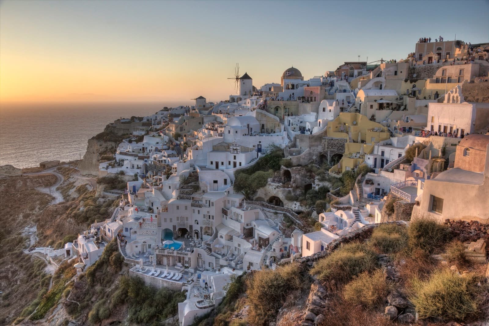 Coucher de soleil sur les maisons blanches d'Oia, à Santorin
