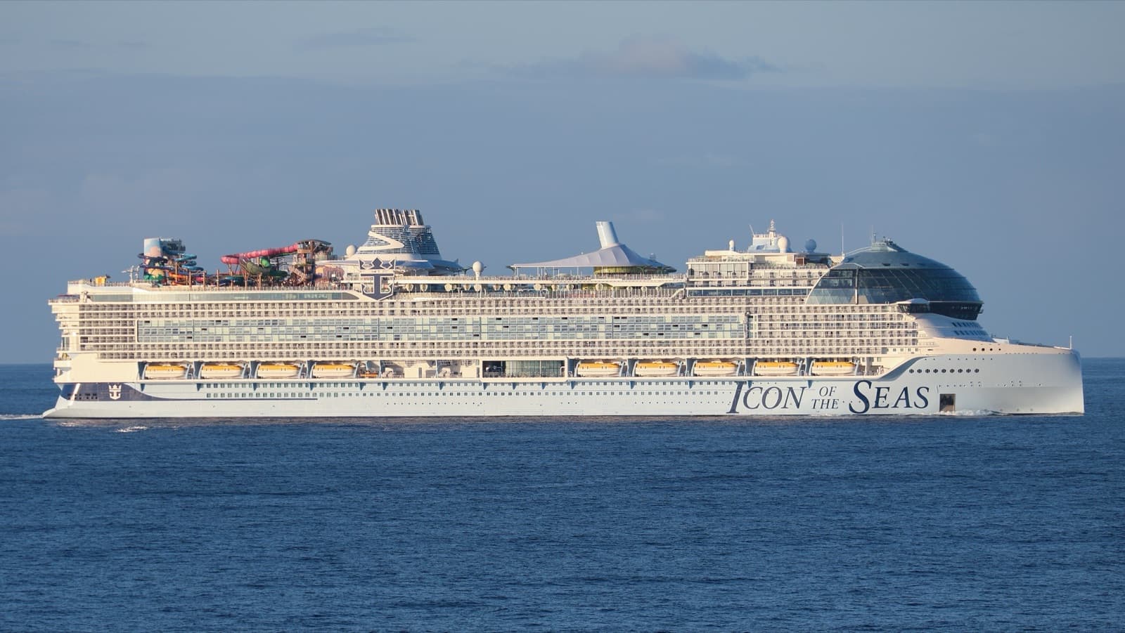 Grand navire de croisière moderne naviguant en pleine mer