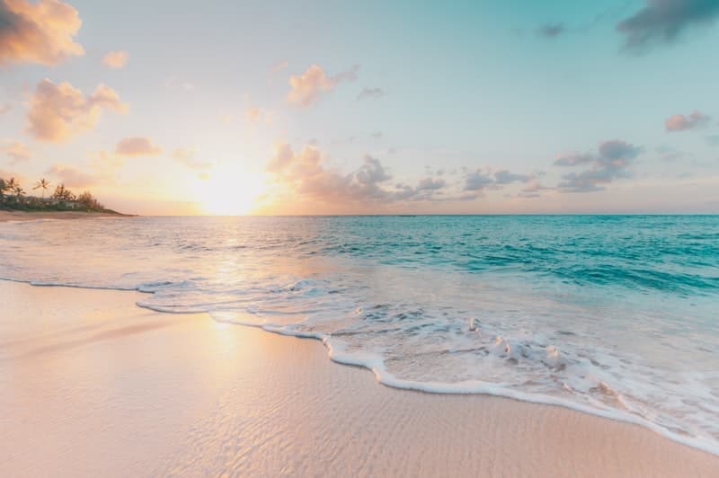 Plage tropicale aux eaux turquoise au coucher du soleil