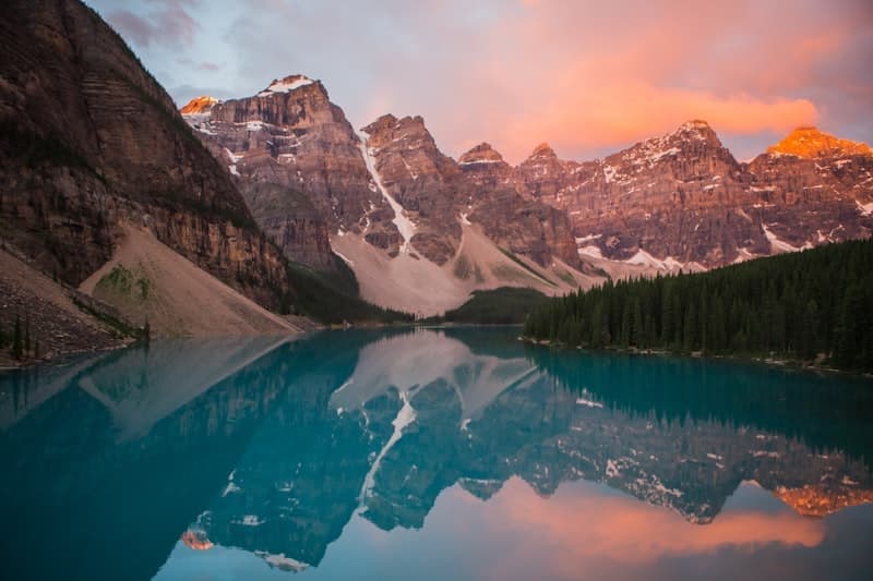 Lac de montagne aux eaux turquoise dans les Rocheuses
