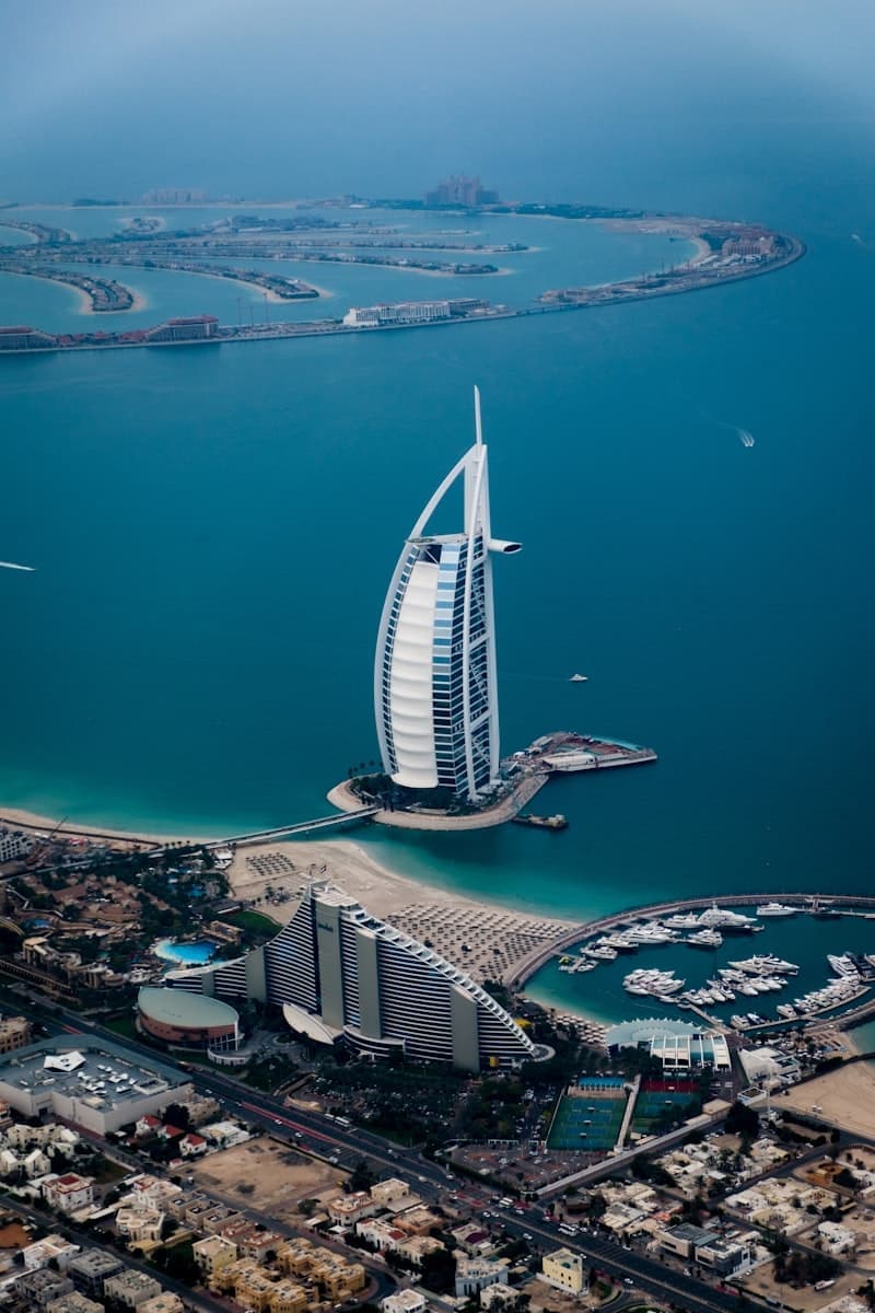 Vue aérienne du front de mer de Dubaï et du Burj Al Arab