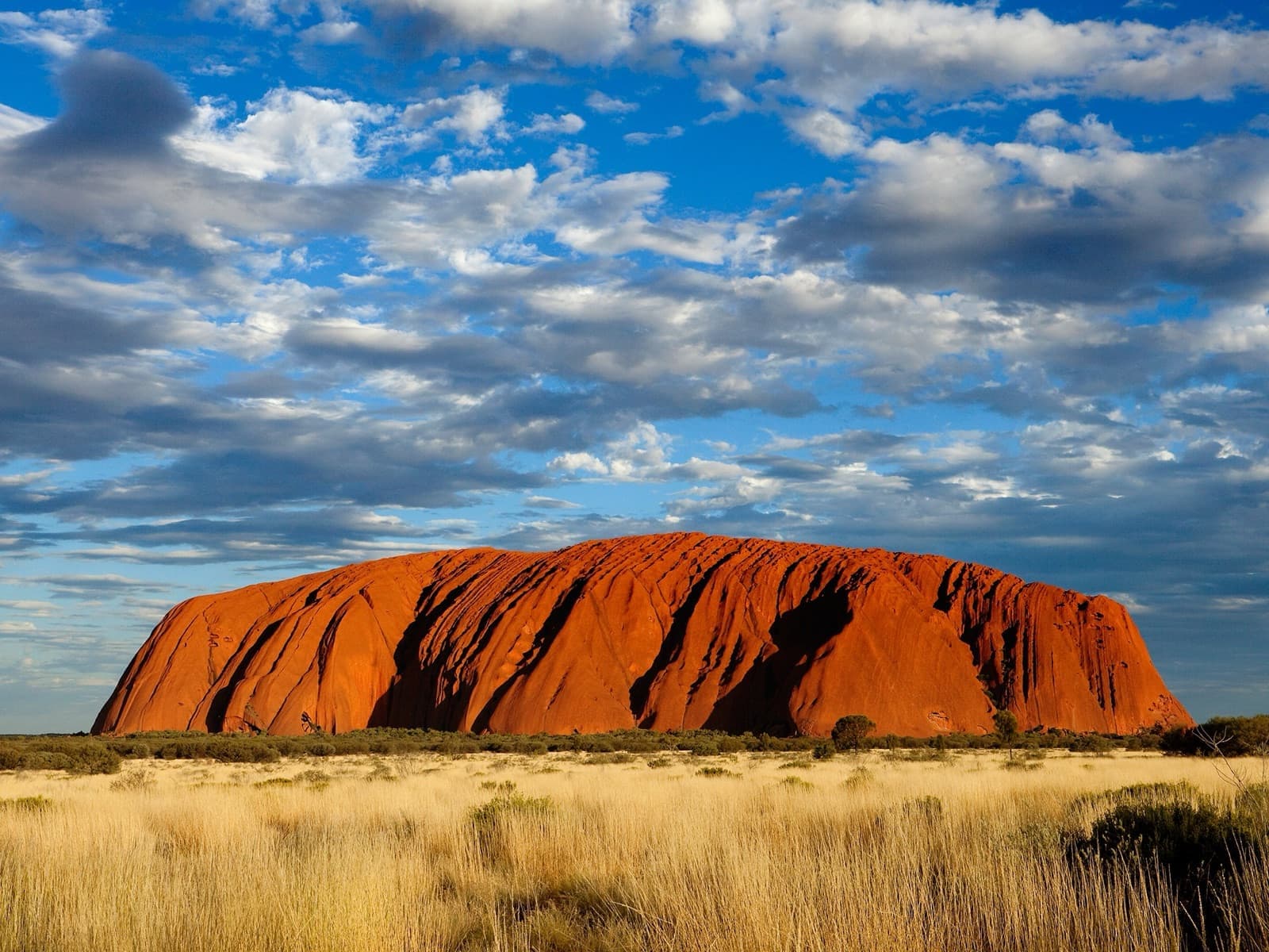 Le monolithe d'Uluru au cœur du désert australien