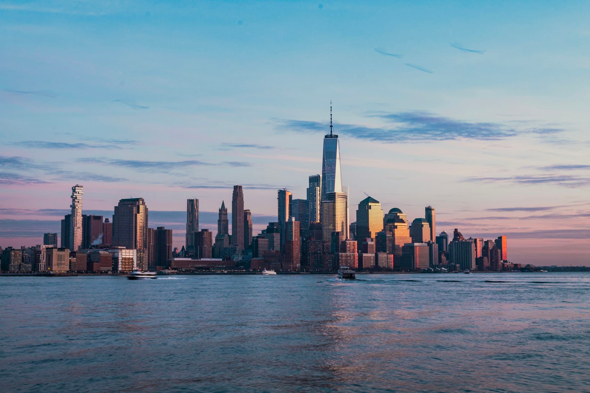 Les gratte-ciel de Lower Manhattan et le One World Trade Center au soleil couchant, vus depuis l'Hudson