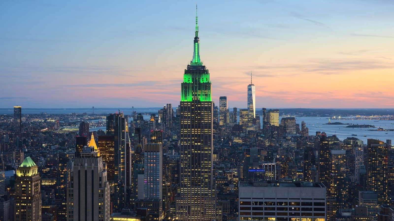 L'Empire State Building et les gratte-ciel de New York au coucher du soleil