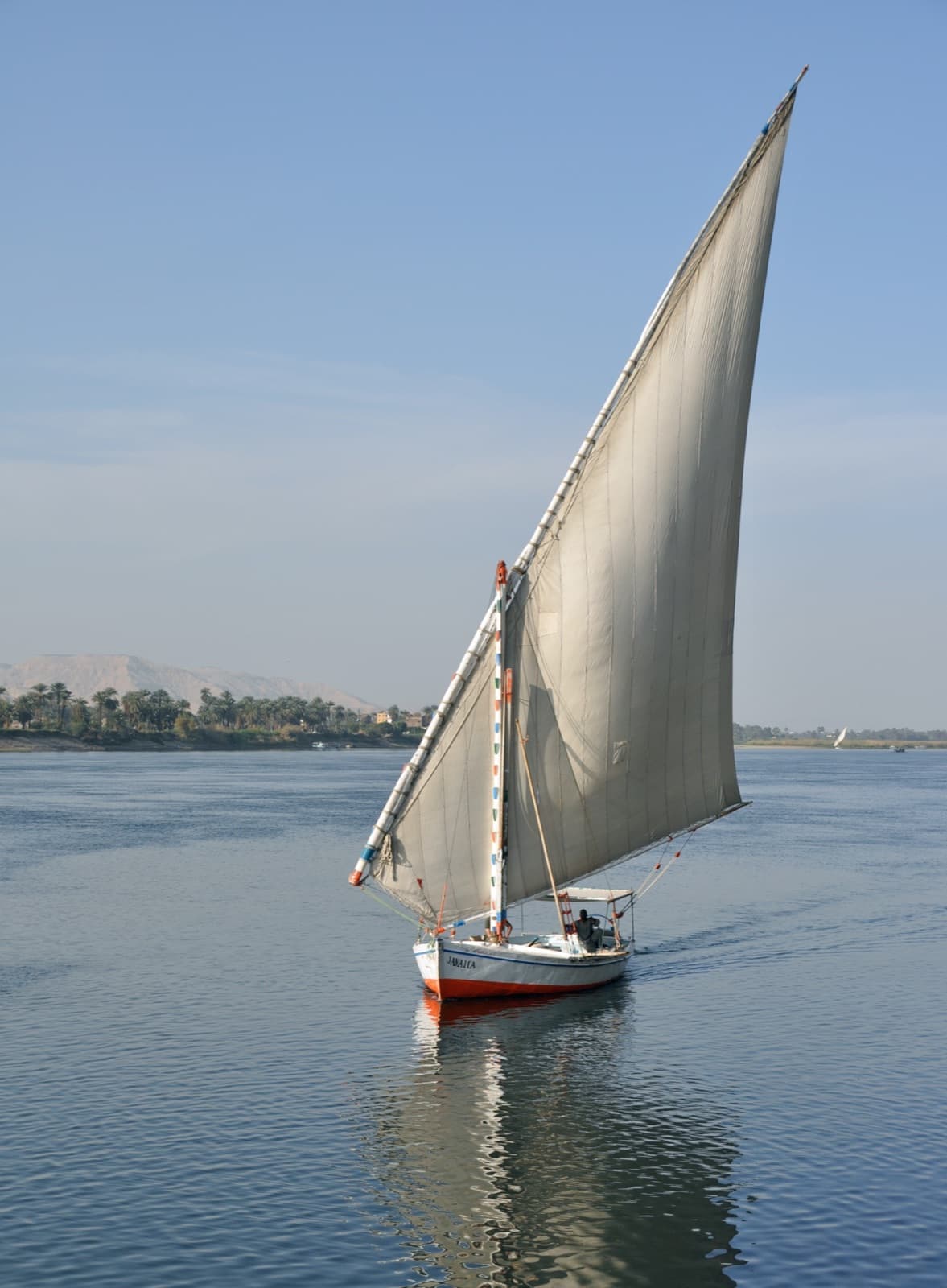 Felouque traditionnelle naviguant à la voile sur le Nil