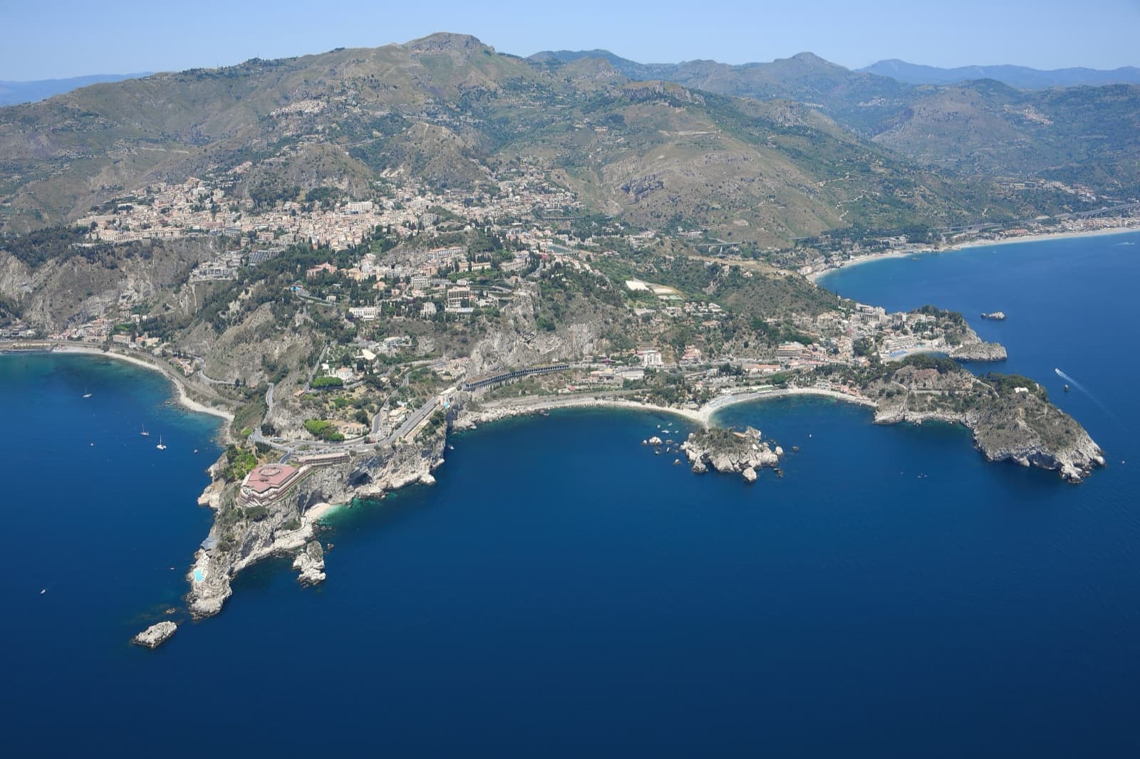 Vue aérienne de la côte de Taormine et de la mer, en Sicile orientale