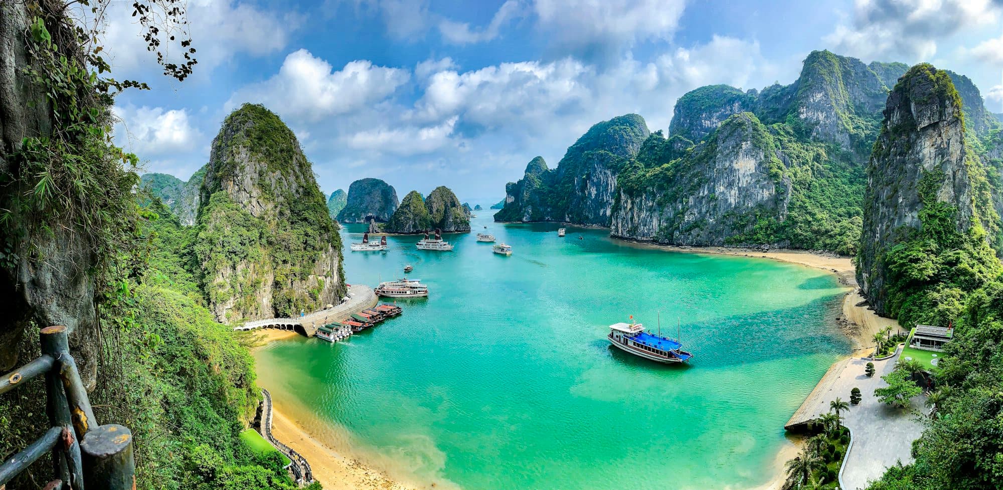 Les îlots karstiques de la baie d'Halong vus du ciel, au Vietnam