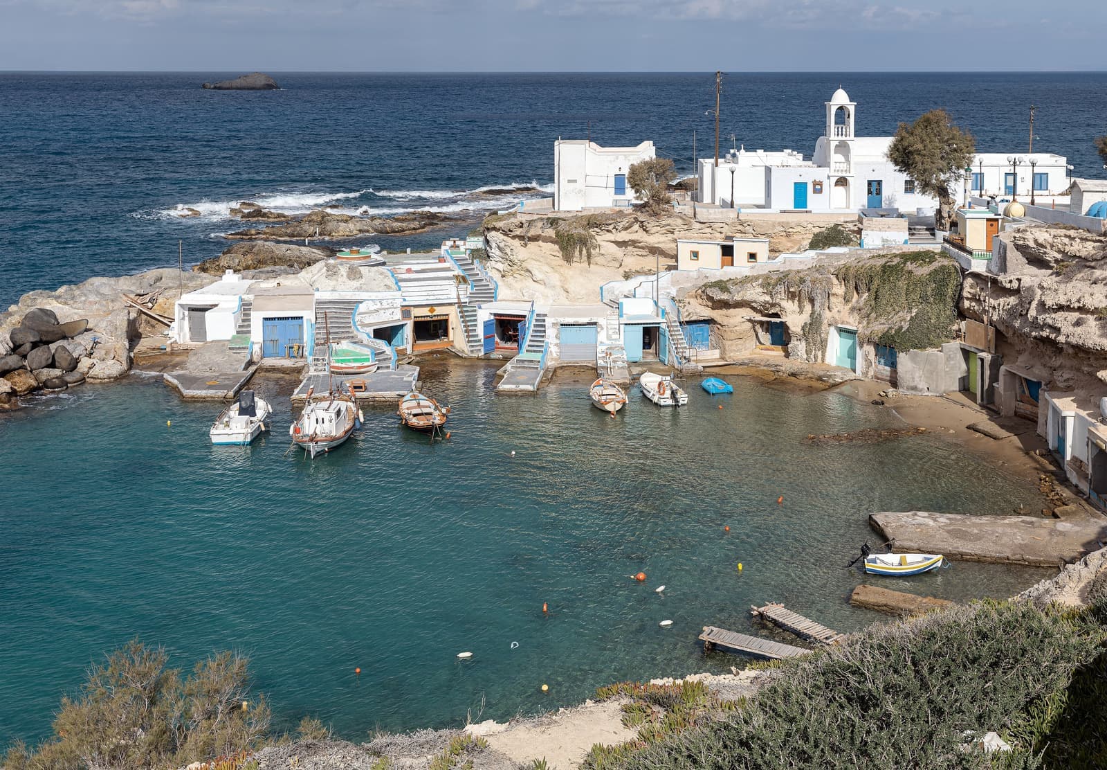 Les maisons de pêcheurs colorées et la crique turquoise de Mandrakia, sur l'île de Milos, en Grèce