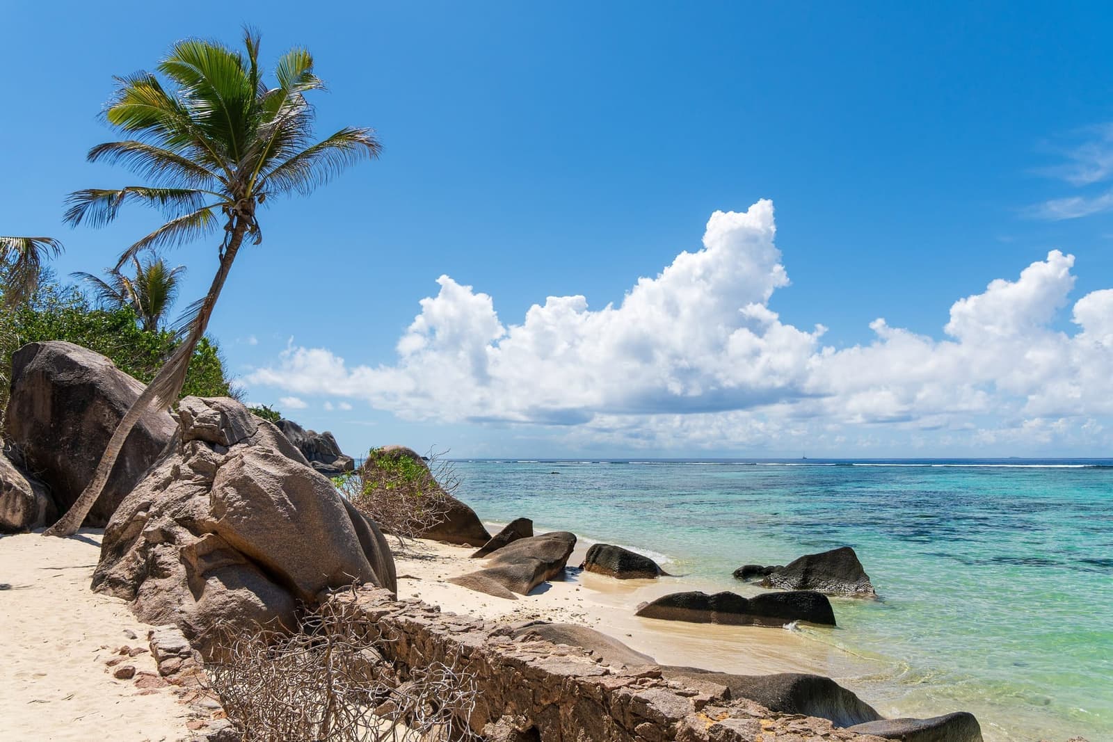 Les blocs de granit et le sable blanc de l'Anse Source d'Argent, à La Digue, aux Seychelles