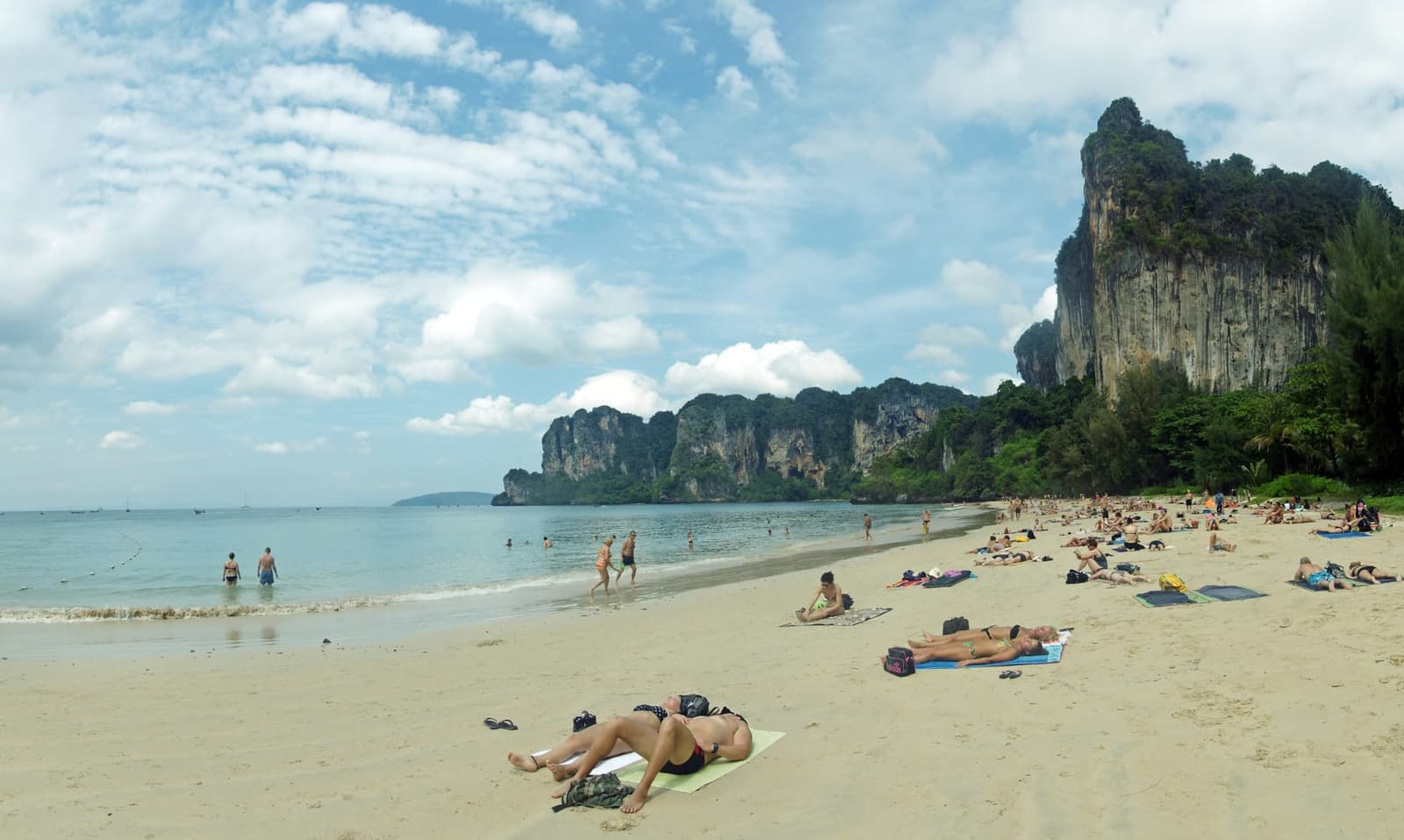 La plage de Railay bordée de falaises karstiques, dans la province de Krabi, en Thaïlande